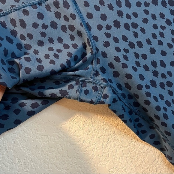 Women’s Aerie movement blue Dalmatian printed polka dot leggings size large L - Picture 4 of 6